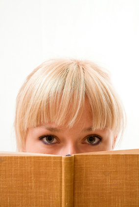 woman reading eyes